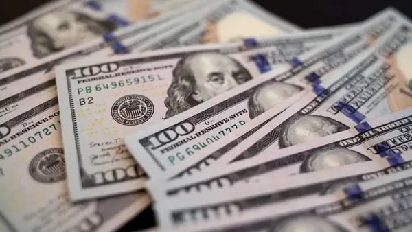Dólar hoje: moeda americana sobe para perto de R$ 5 com cautela externadfd