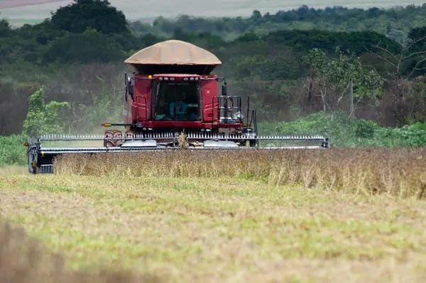 Imagen de un campo siendo arado en Brasil
