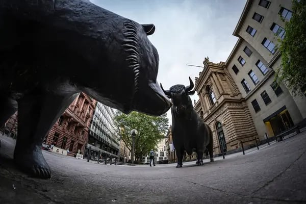 Una estatua de un oso frente a la de un toro