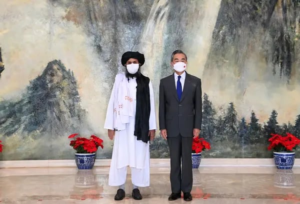 Wang Yi se reúne con Mullah Abdul Ghani Baradar, jefe político de los talibanes de Afganistán, en Tianjin, el 28 de julio.Fotógrafo: Li Ran / Agencia de Noticias Xinhua / Getty Images