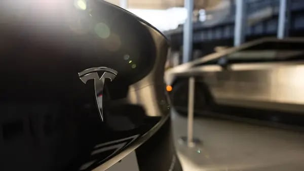 Tesla prevé un crecimiento más lento en 2024 mientras trabaja en su próximo automóvildfd