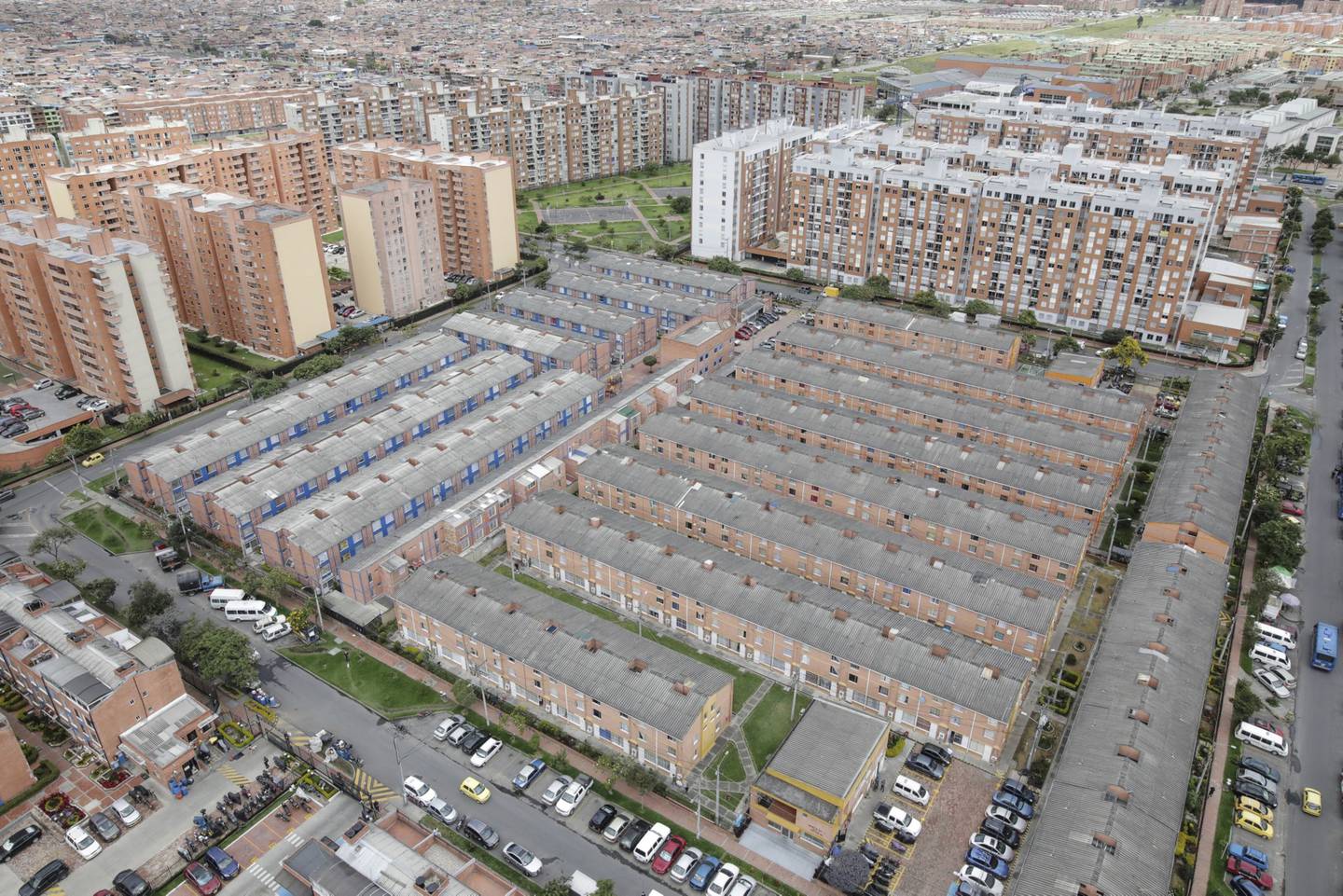 Complejos de viviendas en esta fotografía aérea tomada sobre Bogotá, Colombia, el martes 7 de abril de 2020.