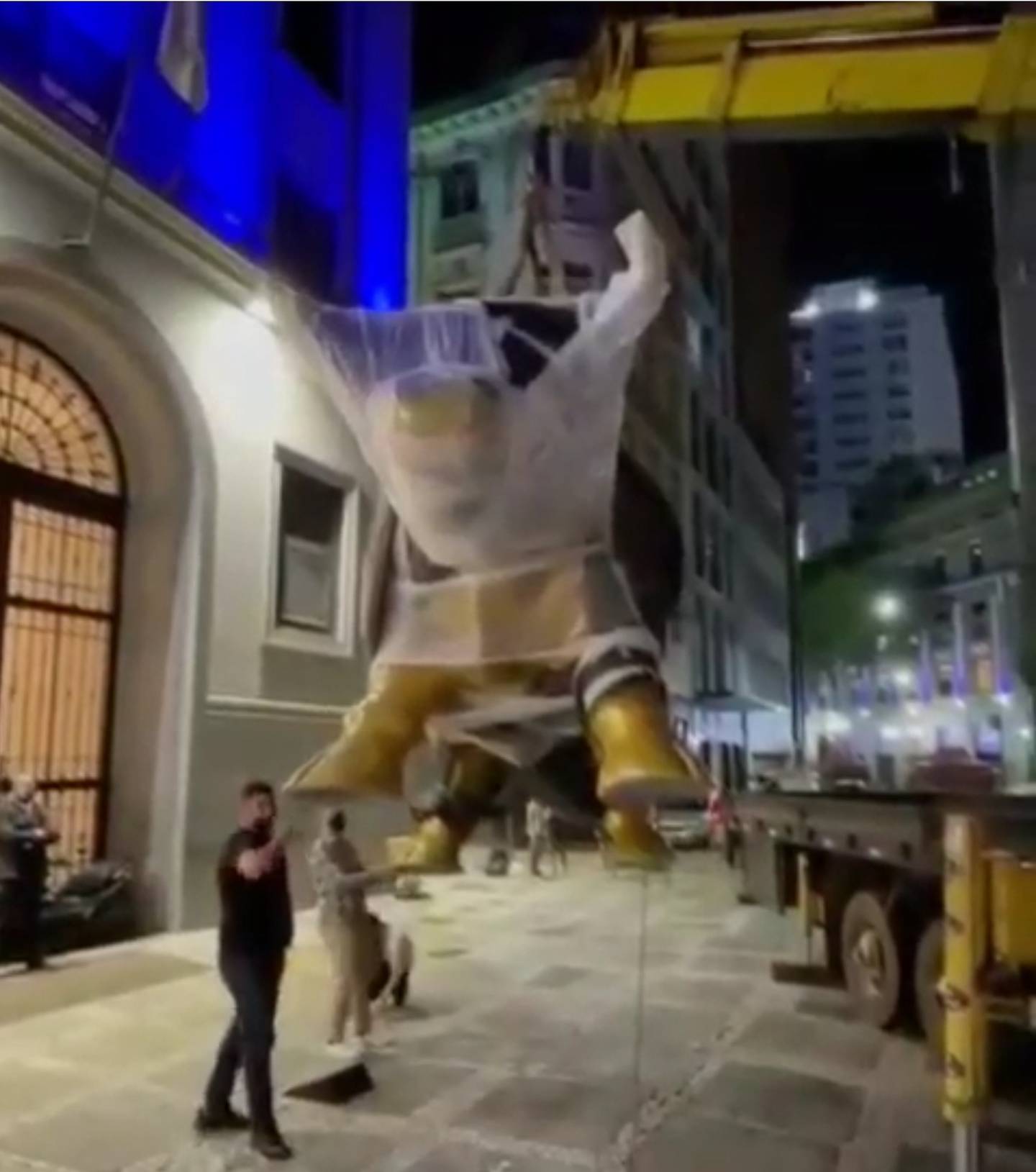 Remoção do Touro de Ouro da calçada da B3, no final da noite de ontem, na rua XV de Novembro, no centro histórico da capital paulistadfd