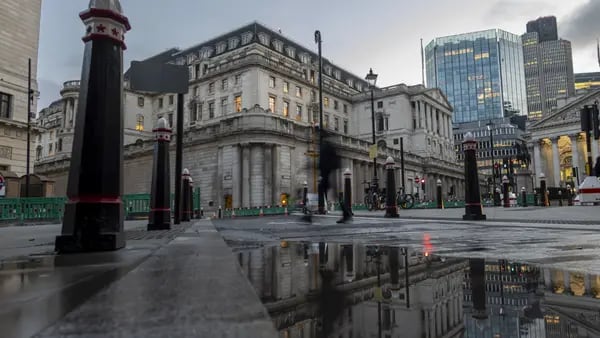 Banco de Inglaterra mantiene las tasas de interés en su nivel más alto en 15 añosdfd
