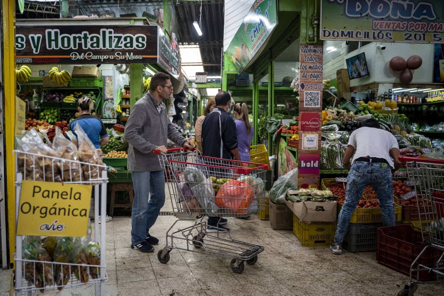 Compradores en un mercado de alimentos en Bogotá, Colombia, el jueves 30 de marzo de 2023. Se espera que el Banco Central de Colombia publique la decisión sobre los tipos de interés, y los economistas esperan un aumento de los costes de endeudamiento. Fotógrafa: Nathalia Angarita/Bloomberg