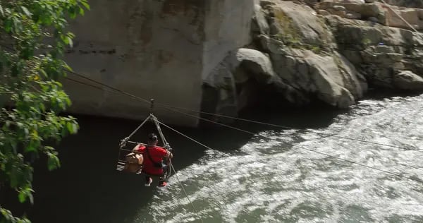 Located near El Carmen, in Tecún Umán, San Marcos, Guatemala, the zip line is used to transport people and goods across the Suchiate River between Guatemala and Mexico.