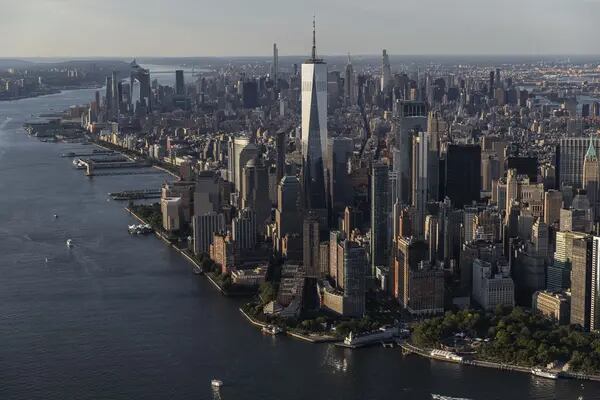 Vista aérea do sul de Manhattan, em Nova York: aumento de taxas de vacâncias em escritórios não afasta grandes investidores