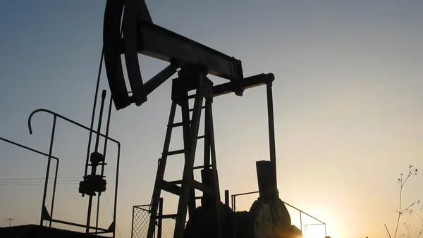 Petróleo cede gran parte de ganancias recientes por liberación de reservas y Chinadfd