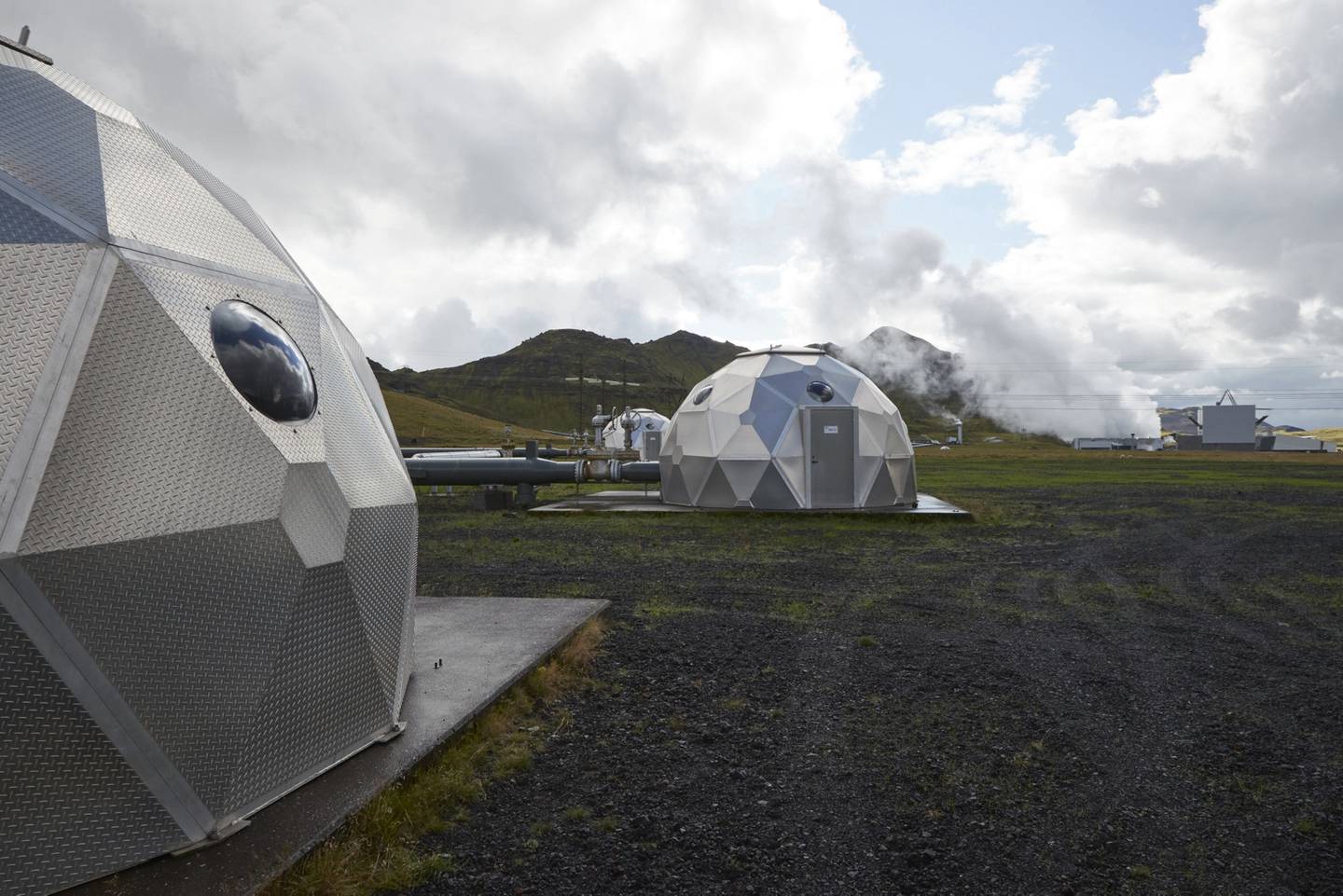 Esferas, operadas por Carbfix, que contienen tecnología para almacenar dióxido de carbono bajo tierra, en Hellisheidi, Islandia.dfd