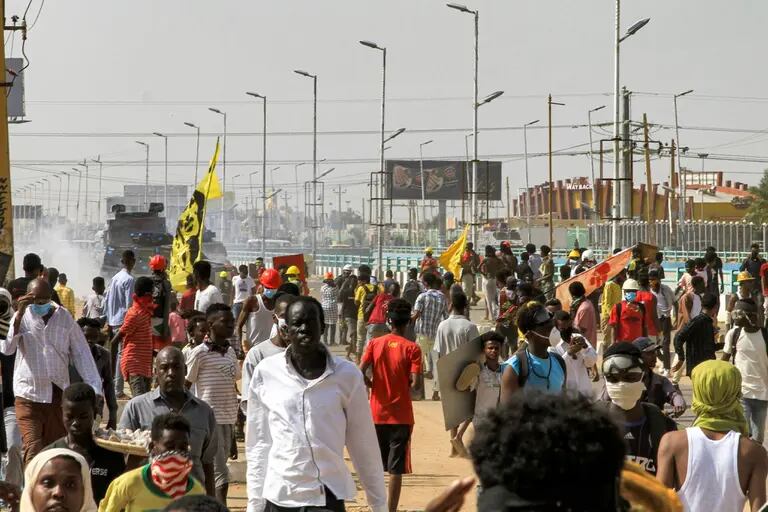 La gente marcha en una manifestación exigiendo el regreso del gobierno civil, cerca del aeropuerto en el sur de la capital de Sudán, Jartum, el 18 de agosto. Source: AFP/Getty Imagesdfd