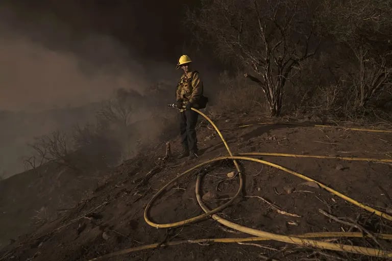 Los Ángeles, 15 de mayo. Un incendio de matorrales de rápido crecimiento estalló cerca del barrio de Pacific Palisades a mediados de mayo, provocando evacuaciones. Eric Thayer/Bloombergdfd