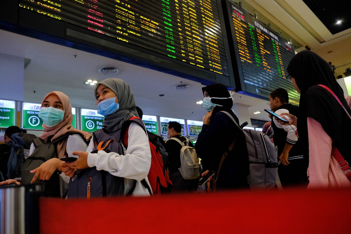 Mujeres con mascarillas protectoras hacen cola para comprar billetes de autobús en la Terminal Bersepadu Selatan en Kuala Lumpur, Malasia, el martes 17, 2020.  Fotógrafo: Samsul Said/Bloomberg