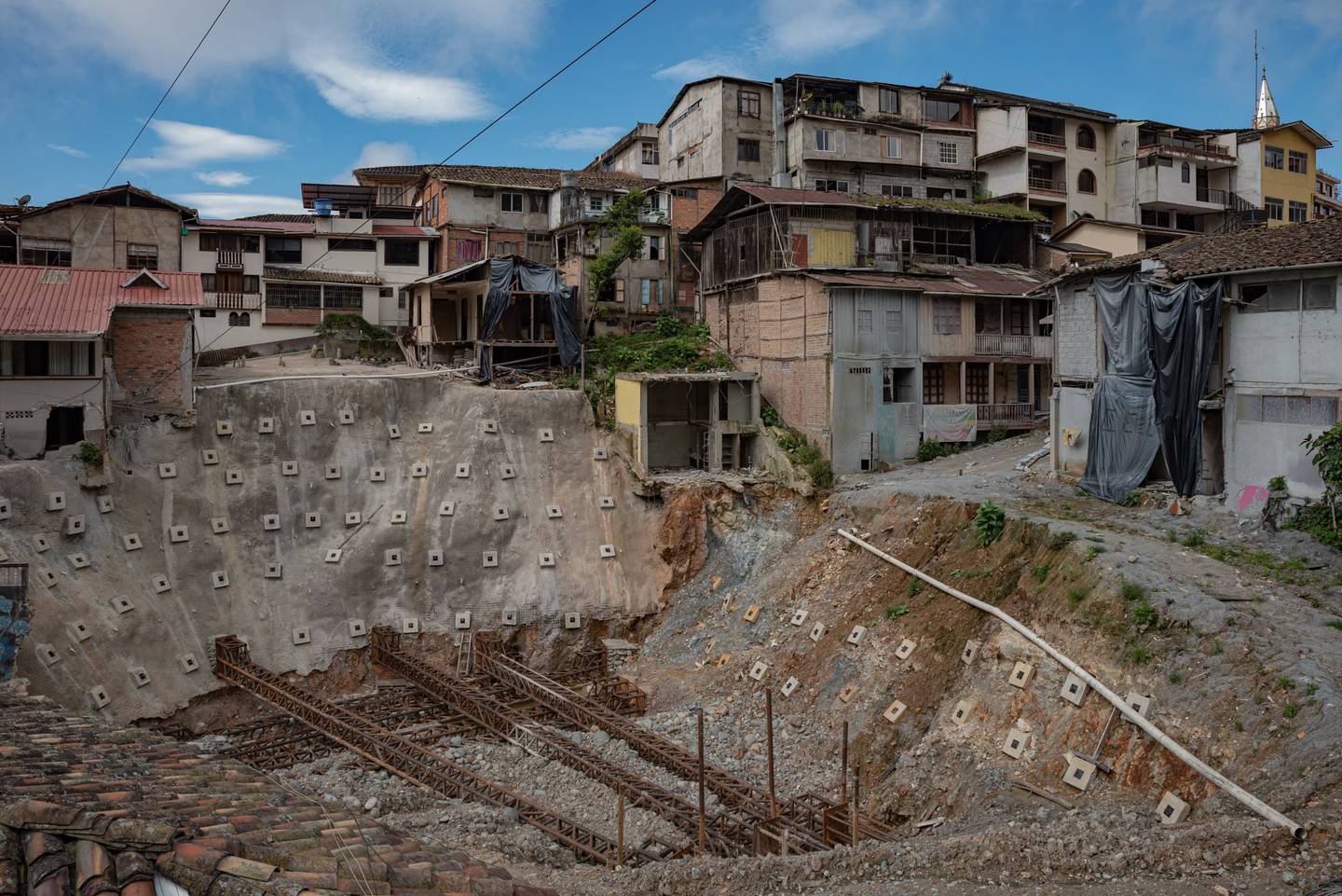 La minería ilegal ha contaminado los cursos de agua y los socavones se están tragando las casas coloniales de Zaruma, una ciudad ecuatoriana que se construyó literalmente sobre el oro y que aspira a ser patrimonio mundial de la Unesco.