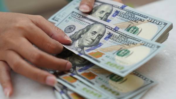 Dólar caminha para maior rali semanal desde junho; Ibovespa cai com cautela externadfd