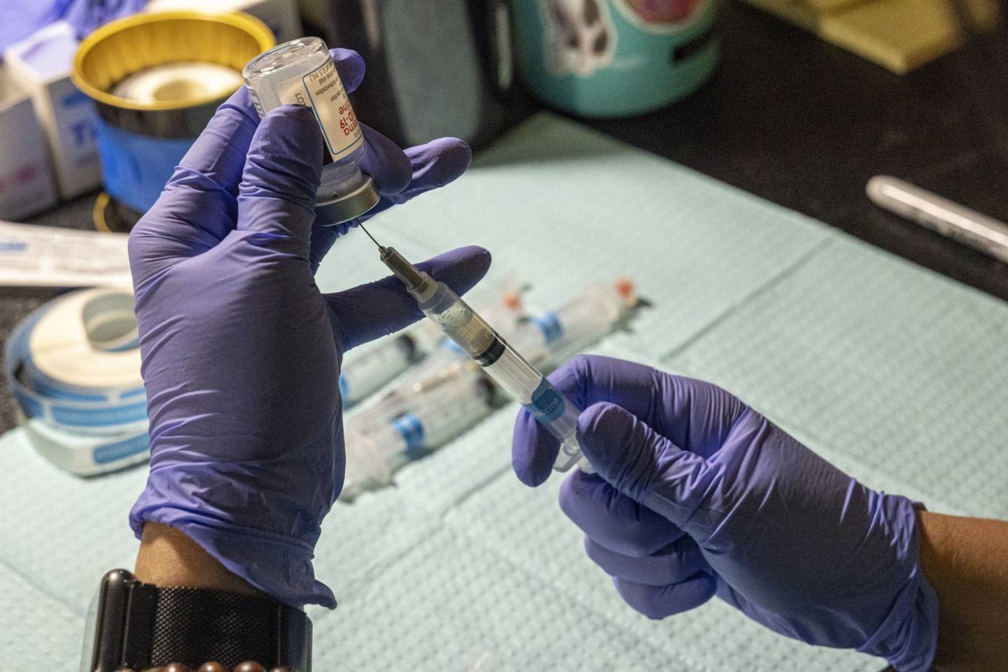 Un trabajador sanitario con guantes de protección llena una jeringa con una dosis de la vacuna Moderna Inc. Covid-19 en un centro de vacunación en Richmond, California, Estados Unidos, el jueves 15 de abril de 2021. El Departamento de Salud Pública de California ha abierto la posibilidad de vacunación con Covid-19 a las personas mayores de 16 años.
