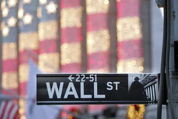 NSe ve un cartel de Wall Street delante de la Bolsa de Nueva York el 21 de diciembre de 2006 en Nueva York.