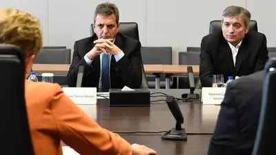 El ministro y el diputado escuchan a la presidenta del New Development Bank, Dilma Rousseff
