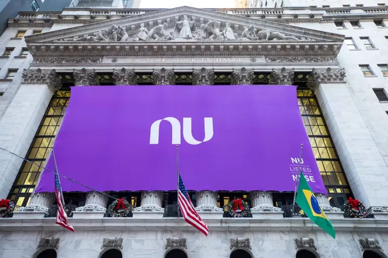 When Nubank launched its IPO, not all the shares were sold, as there are shareholders (first employees with a share, for example) that were not able to sell their shares immediately after the company carried out the IPO. dfd