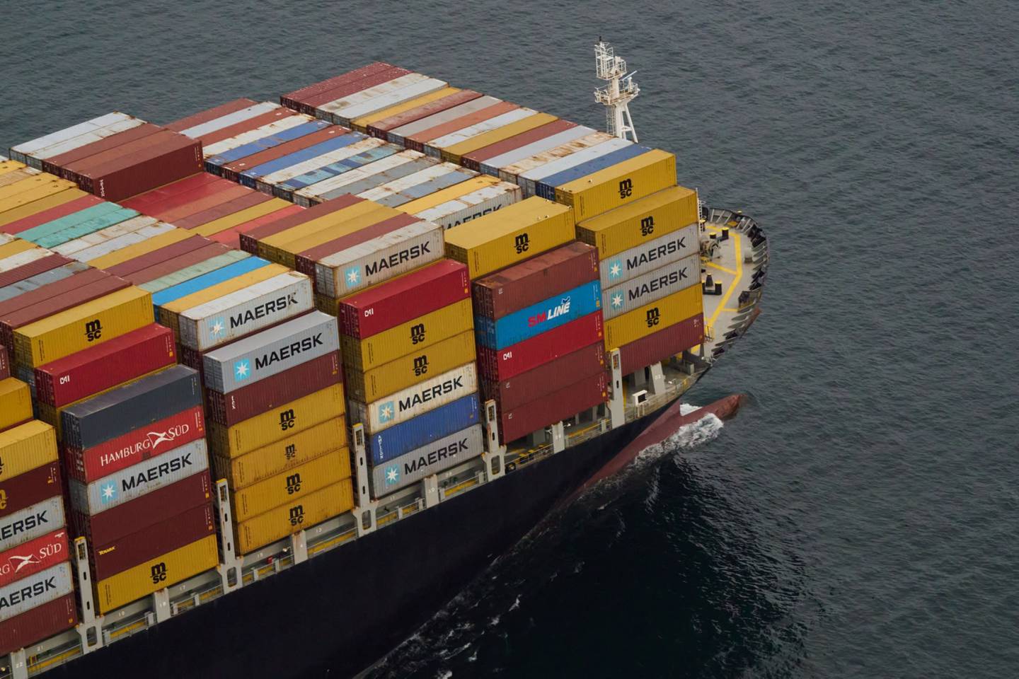 Contenedores de transporte en el buque de carga MSC Clorinda amarrado frente al puerto de Long Beach en Long Beach, California, Estados Unidos, el martes 16 de noviembre de 2021.