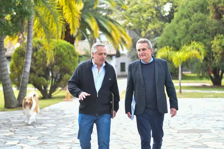 Agustin Rossi camina junto al presidente, Alberto Fernándezdfd