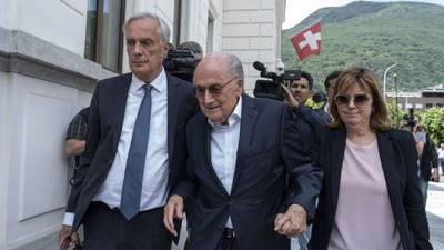 Blatter e Platini, ex-chefes do futebol mundial, são julgados antes da Copadfd