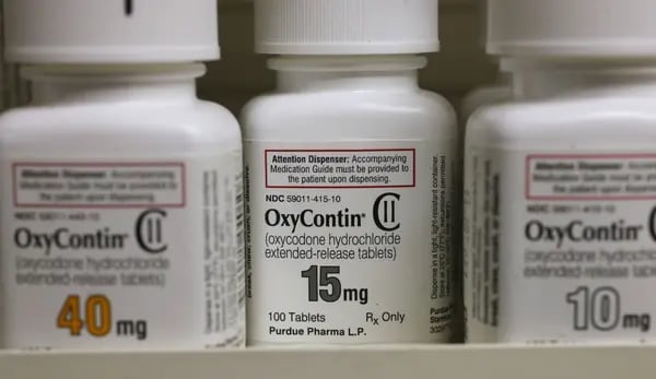 OxyContin é um famoso opióide que atua como analgésico, com ação semelhante à da morfina, aprovado pela Food and Drug Administration (FDA) em 1995