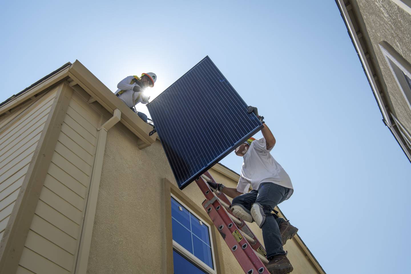 México discute una reforma eléctrica que modificaría el mercado en favor de la empresa estatal CFE, pero el gobierno mexicano afirma que los contratos de interconexión para techos solares no serán afectados.
