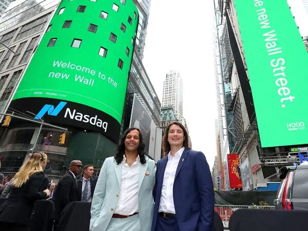 Baiju Bhatt e Tenev tiram foto na Times Square após IPO da Robinhood
