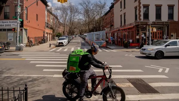 Uber, DoorDash y Grubhub deben pagar US$18 por hora a sus repartidores en Nueva Yorkdfd