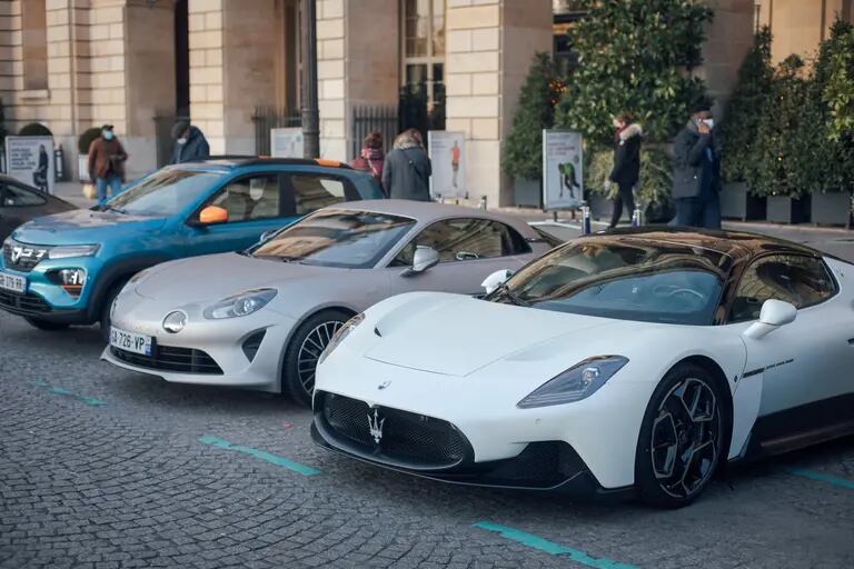 Automóveis de luxo estacionados em frente ao L’Auto (Cyril Marcilhacy/Bloomberg)dfd