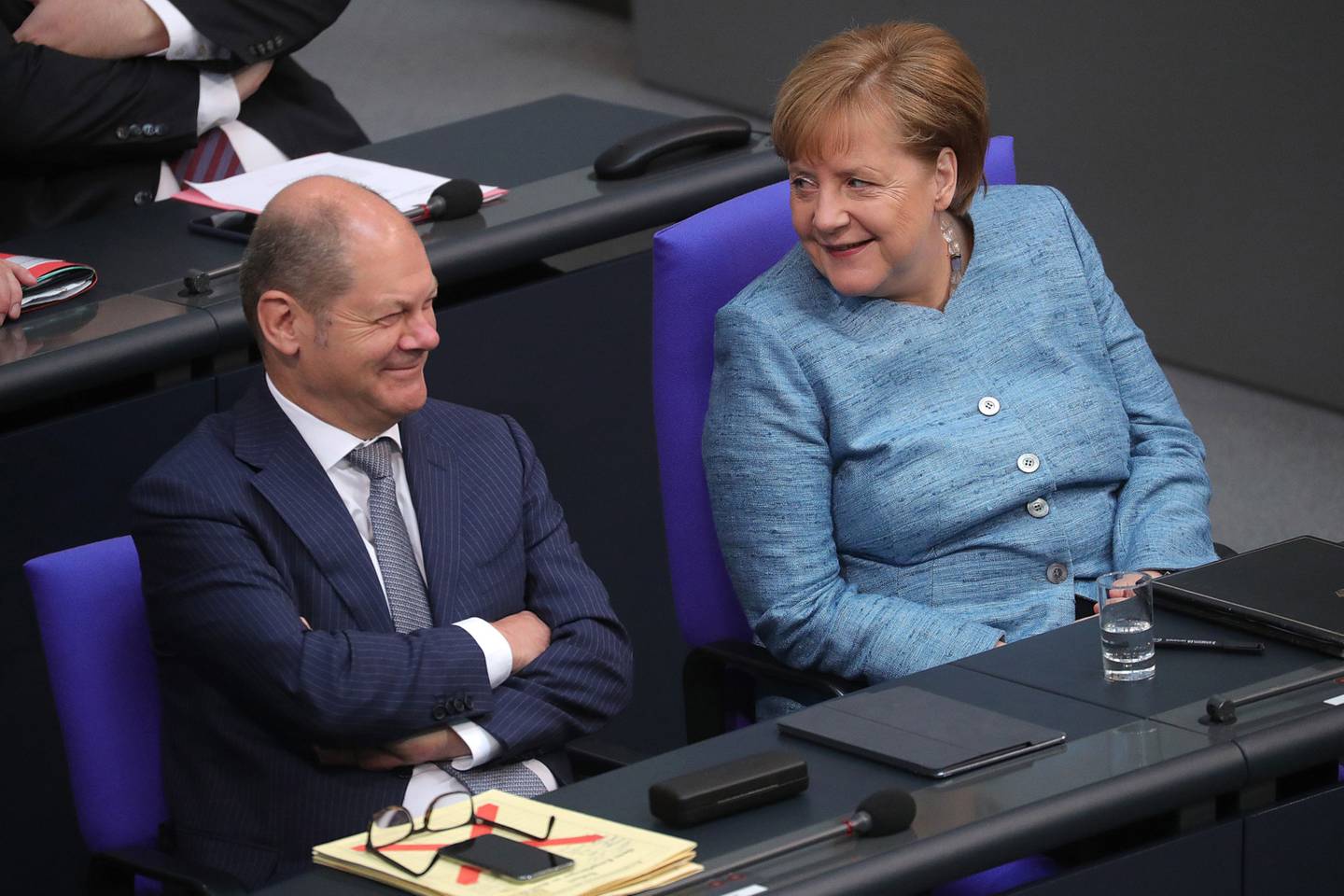 Olaf Scholz junto Angela Merkel durante un discurso sobre el plan de política presupuestaria en la cámara baja del Bundestag en Berlín, Alemania, el miércoles 16 de mayo de 2018.