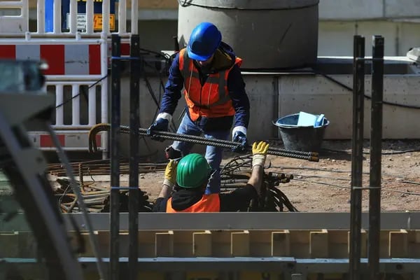 Imagen de trabajadores en una construcción.