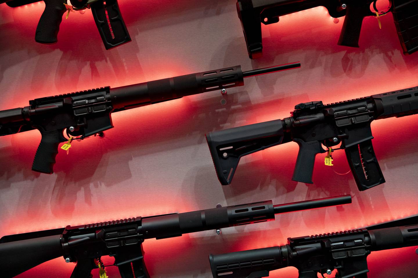 Los demócratas en la Cámara de Representantes han propuesto un paquete de leyes sobre armas que elevaría la edad mínima para comprar algunos rifles semiautomáticos de 18 a 21 años.