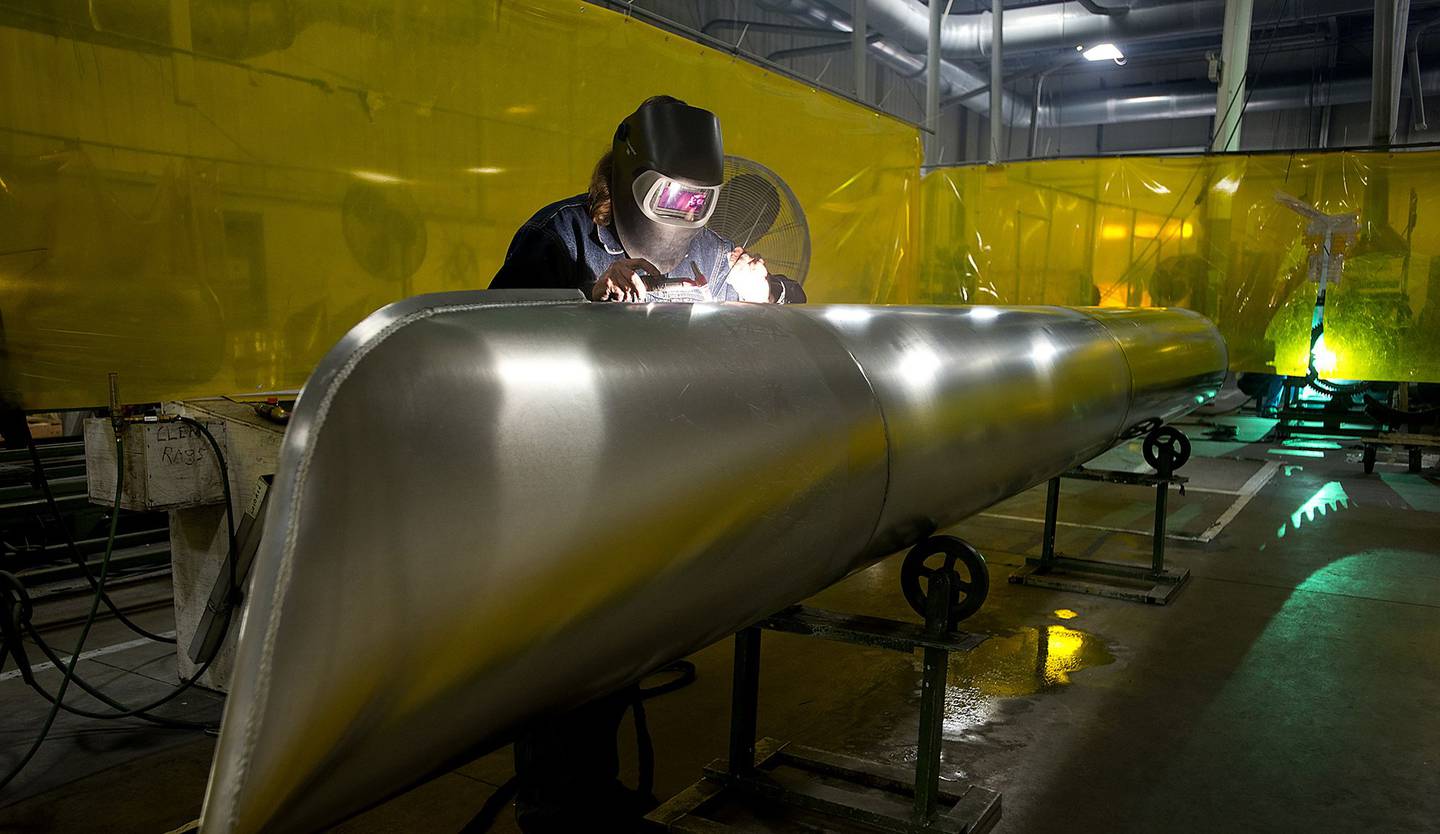 Un trabajador solda un tramo de aluminio en una planta de producción en Elkhart, Indiana.