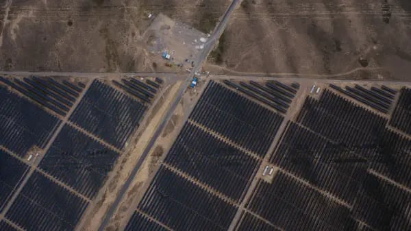 Paneles fotovoltaicos en un parque solar operado por Yellow River Power en el condado de Gonghe, provincia de Qinghai, China, el lunes 27 de septiembre de 2021. China, el mayor emisor de gases de efecto invernadero del mundo, no puede cumplir sus objetivos medioambientales sin conectar sus abundantes fuentes de energía renovable con sus megaciudades costeras.