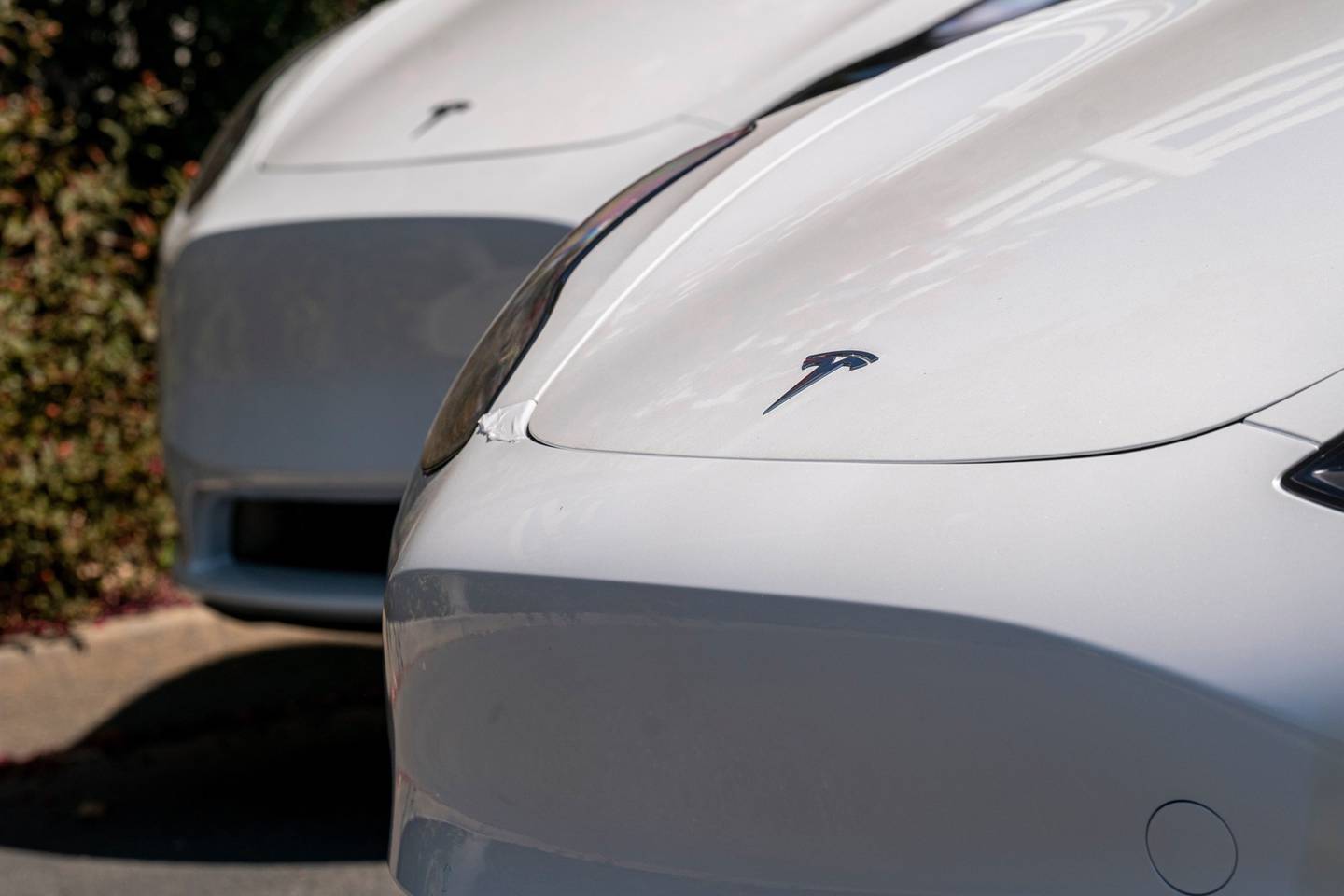 Vehículos Tesla Model 3 en una tienda en Rocklin, California, Estados Unidos, el miércoles 21 de julio de 2021.