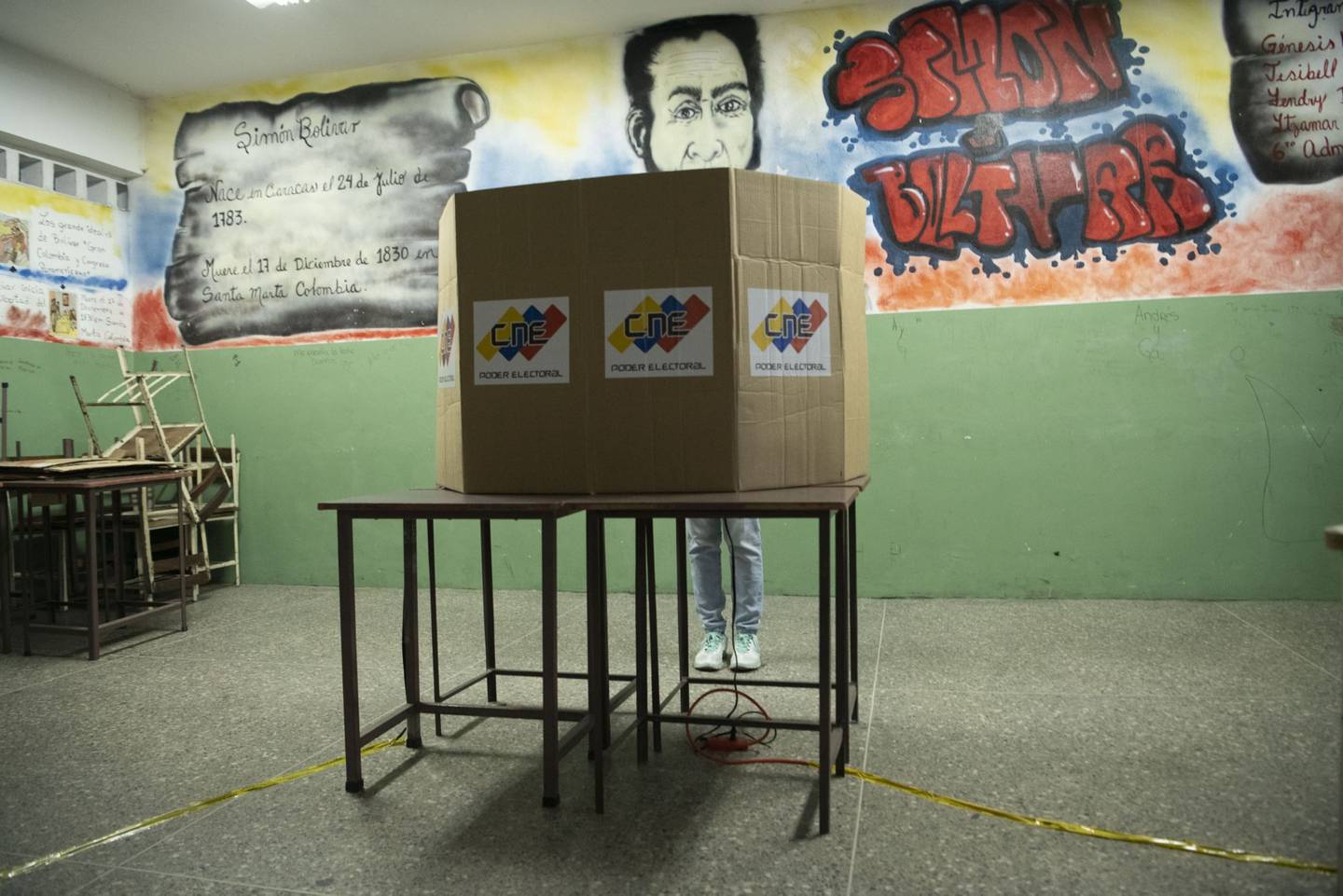 Un elector participa en las elecciones del pasado 6 de diciembre en Caracas, Venezuela.dfd