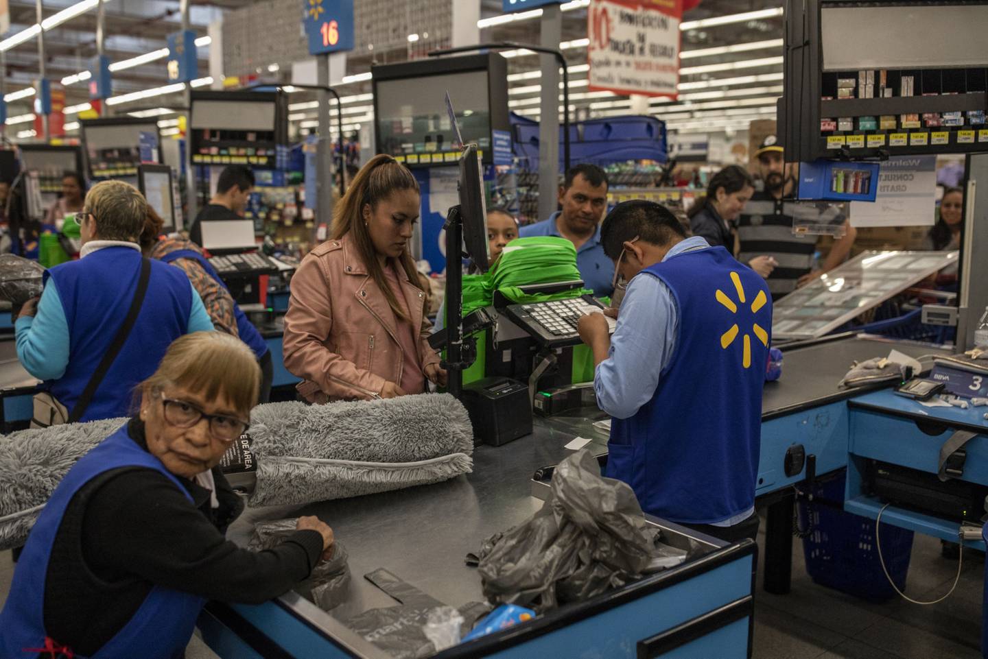 Shoppers at Walmart during the 'Buen Fin' discount weekend.dfd
