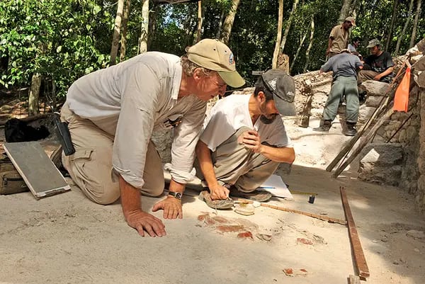Richard Hansen observando expresiones coloridas mayas en una de las tantas estructuras del lugar donde se llevan a cabo investigaciones desde hace 40 años.
