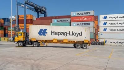 Un camión transporta un contenedor en la terminal de la Sociedad Portuaria Regional de Cartagena (SPRC) en el Puerto de Cartagena en Cartagena, Colombia, el jueves 9 de diciembre de 2021.