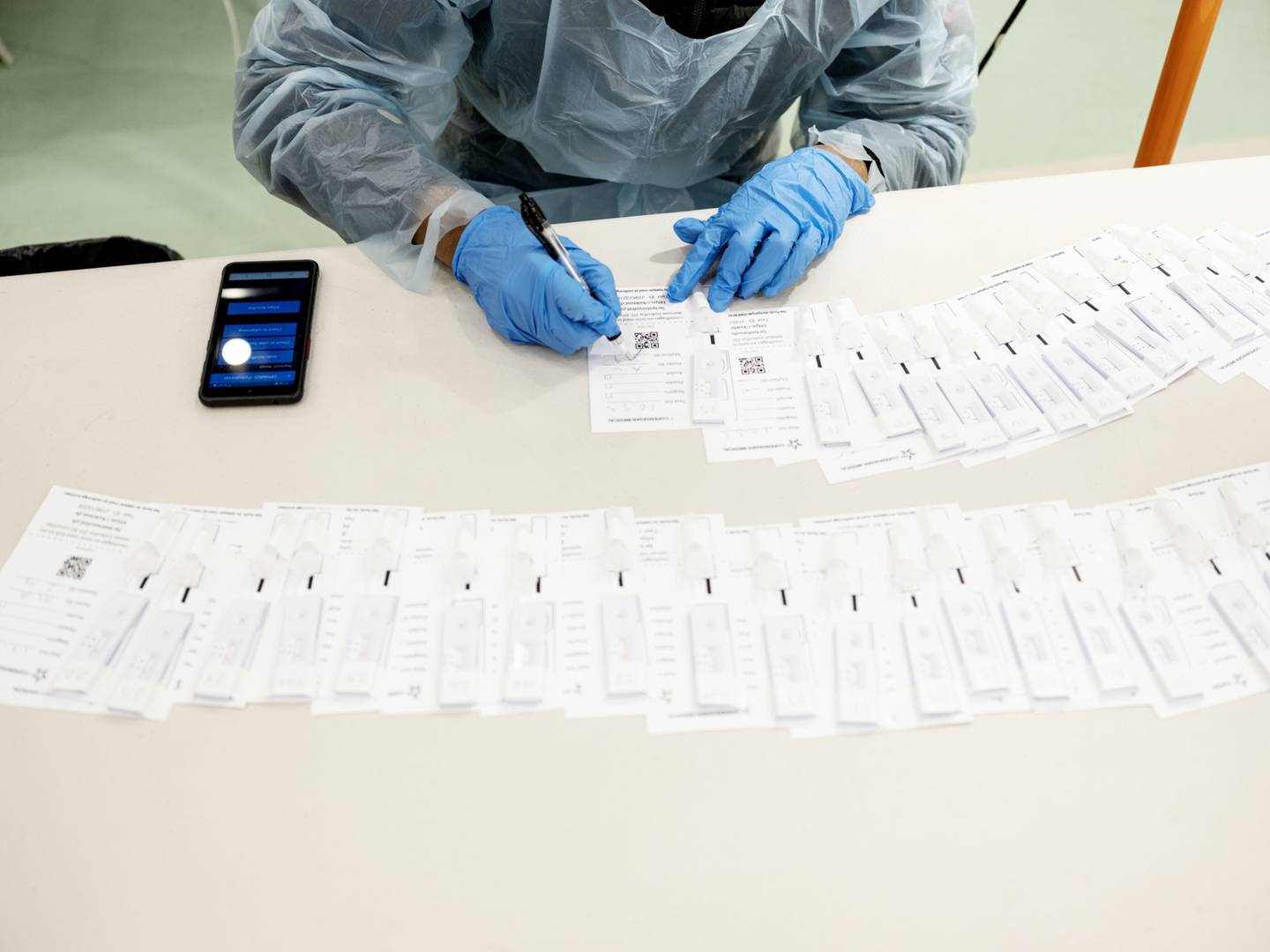 Un trabajador procesa las pruebas rápidas de Covid-19 en el centro comercial Fisketorvet en Copenhague, Dinamarca.