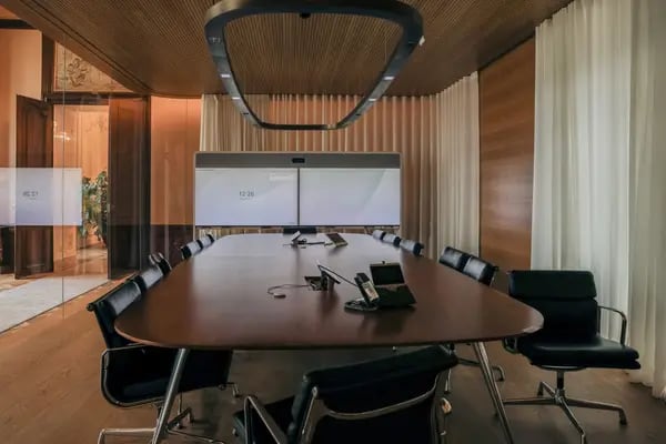 Sala de reunião vazia: atração de funcionários para o escritório tem sido o desafio de muitas empresas (Foto: Michaela Nagyidaiova/Bloomberg)