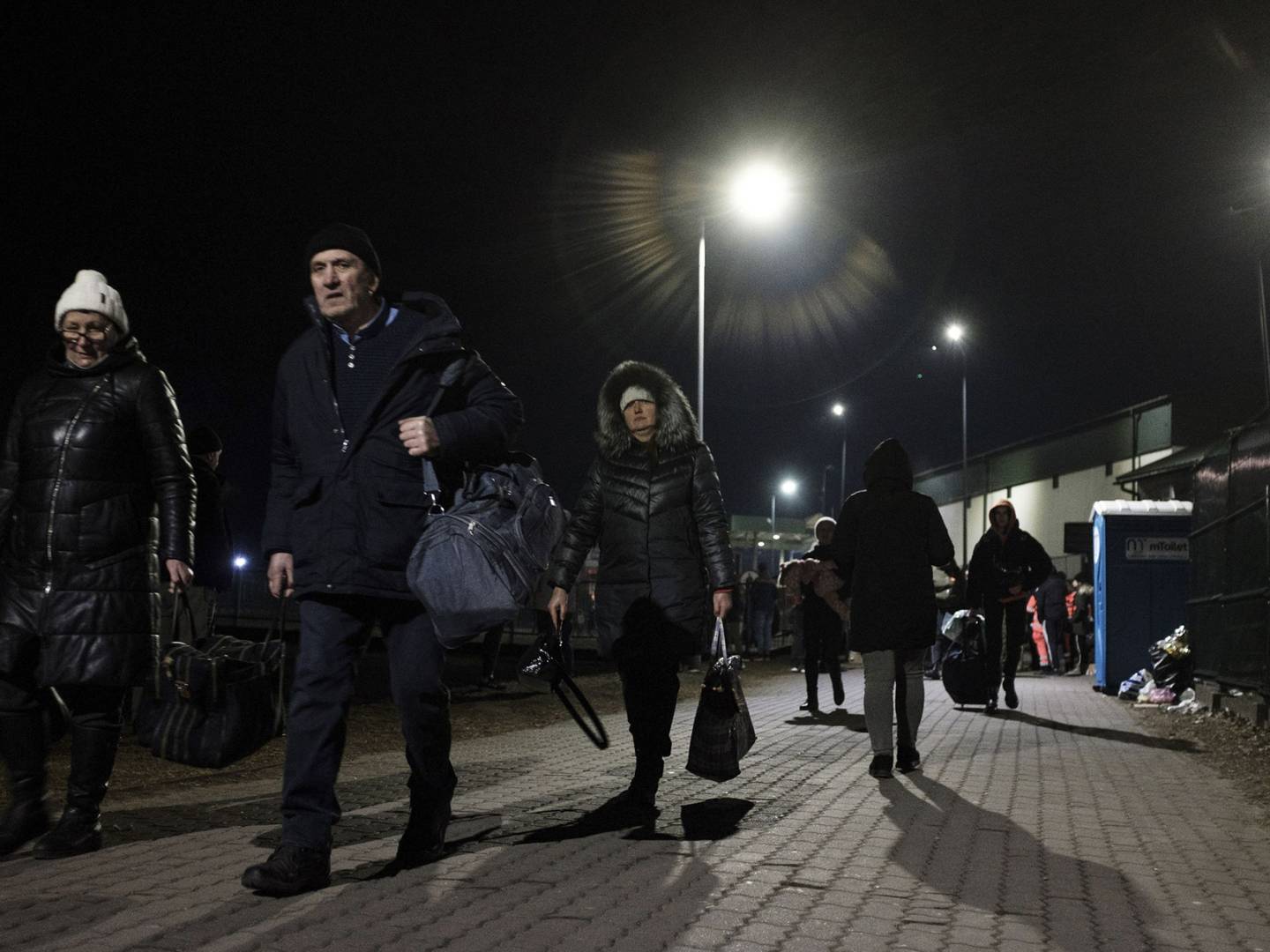 Ucranianos desplazados cruzan la frontera en Medkya, Polonia.