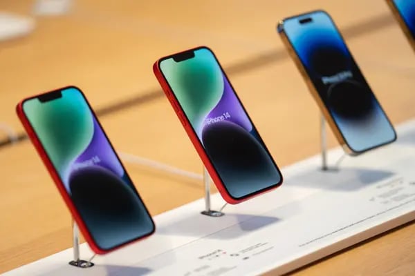 Apple iPhone 14 sale a la venta en la tienda de la compañía en la Quinta Avenida en Nueva York, EE.UU., el viernes, 16 de septiembre 2022.