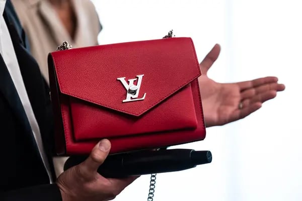 Consumidores están comprando menos bolsos de Louis Vuitton y botellas coñac Hennessy