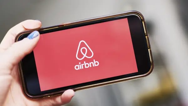 Airbnb surpreende em ganhos, mas ações afundam com previsão menos otimistadfd