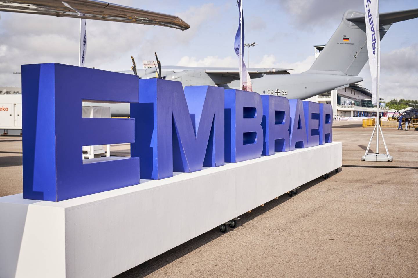 Agreeing to a deal with Embraer will add a third aircraft manufacturer to Singapore Airlines.