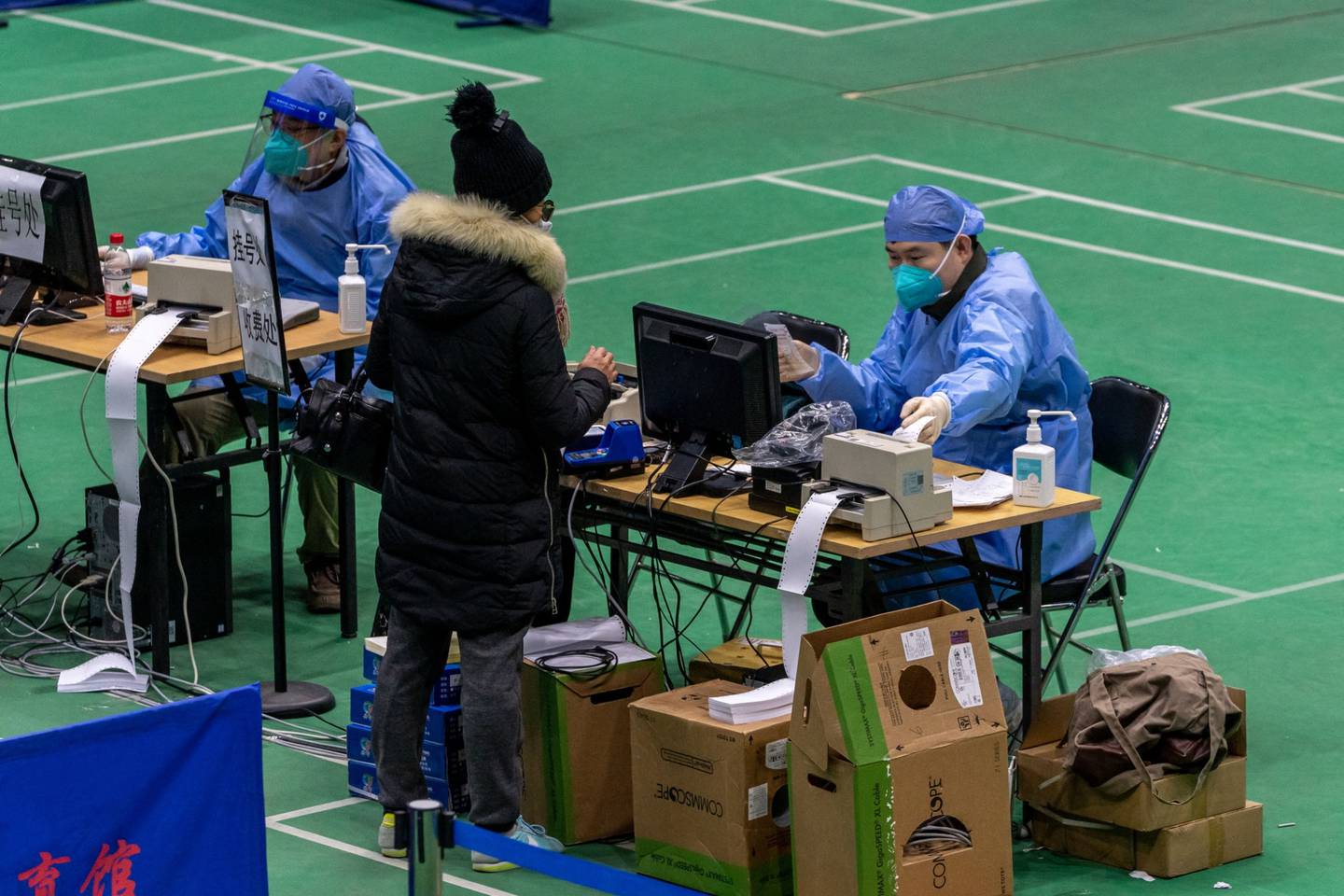 Una persona en una clínica temporal contra la fiebre instalada en un centro deportivo de Pekín, China, el lunes 19 de diciembre de 2022.