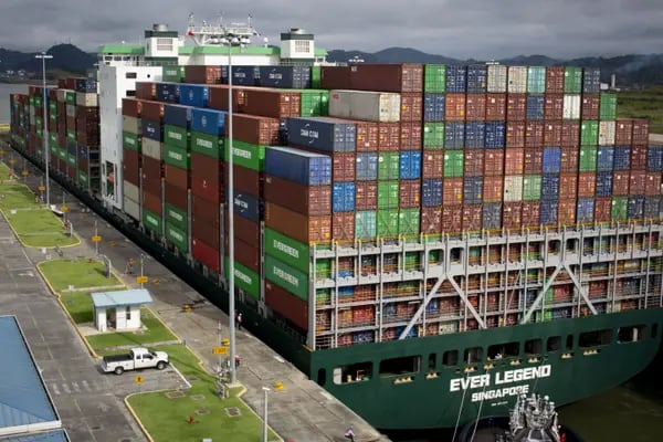 Un carguero cruza el Canal de Panamá