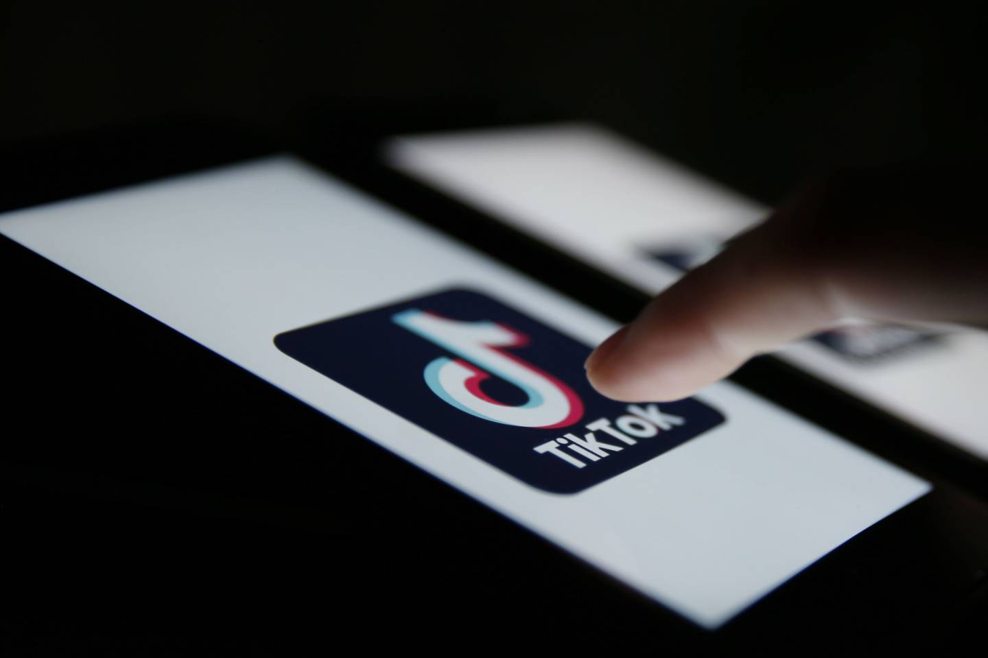 El logo de TikTok se muestra en un smartphone en esta fotografía arreglada en Londres, Reino Unido, el lunes 3 de agosto de 2020. Fotógrafo: Hollie Adams/Bloomberg